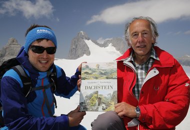 Elias Walser (TVB Ramsau, li.) und Hans Witzmann (Buchautor, re.) Foto: Herbert Raffalt