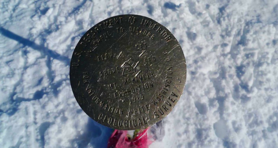  Der US Geological Survey summit marker am Gipfel des Denali (c) Dominik Müller/AMICAL alpin