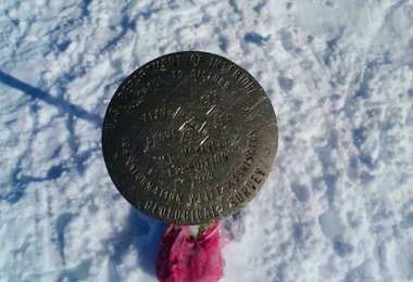  Der US Geological Survey summit marker am Gipfel des Denali (c) Dominik Müller/AMICAL alpin