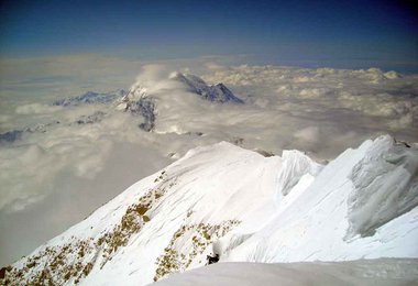 Blick vom Gipfelgrat zum Mount Forakker