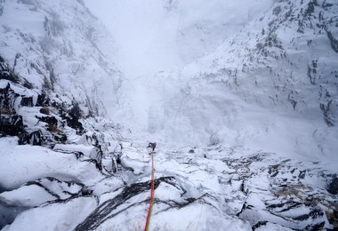 Tiefblick aus der 4. SL der Route Trptychon (c) Archiv Thomas Bubendorfer