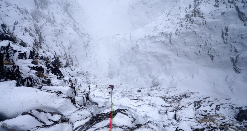 Tiefblick aus der 4. SL der Route Trptychon (c) Archiv Thomas Bubendorfer