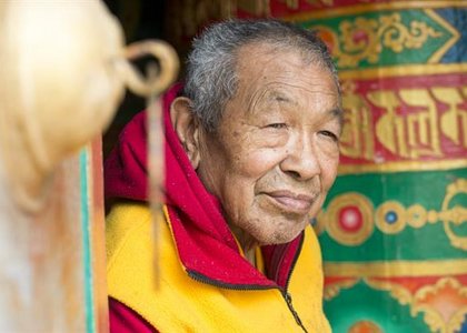 Ein Mönch vor einer großen Gebetsglocke am Wegesrand. (Fotorechte: © ServusTV / RIVA Filmproduktion / Lars Jacobsen)