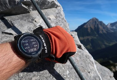 Mit der Smartwatch am Klettersteig (c) bergsteigen.com