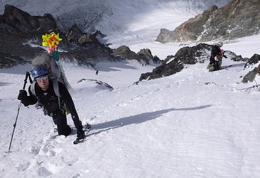 Daniel und darunter Gerlinde mit Blick durch die Einstiegsrinne hinunter