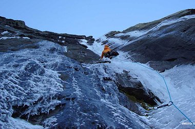 Simon Anthamatten auf dünnem Eis in „Sea of Vapors“ WI 7  © Ueli Steck