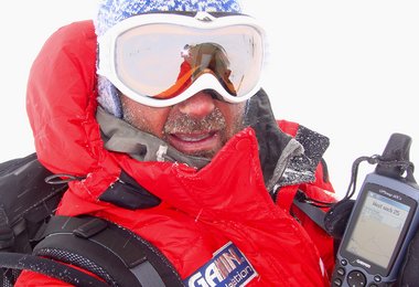 Es geht auch darum sich zu bewegen, die Notwendigkeiten und Schwierigkeiten des Lebens auf nächster Nähe zu erleben, das weiche Federbett unserer schaumgummigepolsterten Knopfdruckgesellschaft zu verlassen und auf den harten Boden der Realität zu kommen,