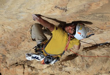 Hansjörg Auer in der ersten Crux (c) Hannes Mair/Alpsolut