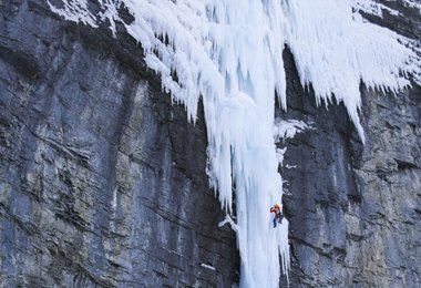 Stas Beskin in Real Big Drip Ice Pillar (c) Matt Westlake
