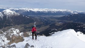 Auf dem Serles Gipfel mit Blick in das Inntal und auf Innsbruck.