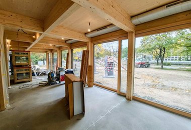 Der noch nicht ganz fertige Gastrobereich und der gerade in Bau befindliche Park mit dem Radweg direkt am Inn.