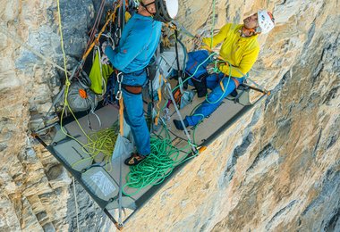 Stephan Siegrist und Roger Schaeli unterhalb der überhängenden Headwall (Silberrücken - Rotbrätt Westwand an der Jungfrau), Foto: Frank Kretschmann