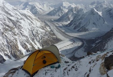 Wie in einem Adlerhorst auf ca.7100m © G. Kaltenbrunner
