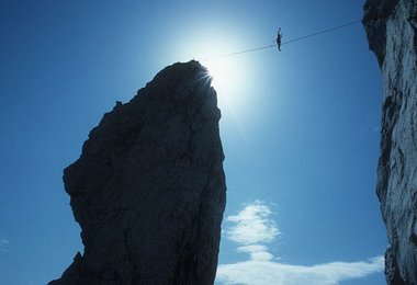 Alexander Huber auf der Highline im Wilden Kaiser - Foto: Michael Meisl