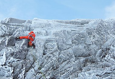 Dani Arnold beim erfolgreichen Durchstieg der Mixed-Route. 