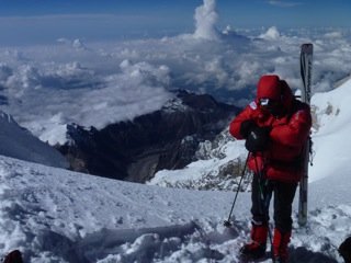 Nach der gemeinsamen Skiabfahrt sind sie nach 23,5 Stunden zurück im Basislager (5.000 m)