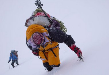 Schwer bepackt nach Lager III