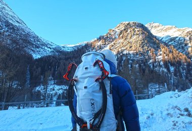 Der Patagonia Fitz Roy Down Hoody beim Zustieg zum Eispark