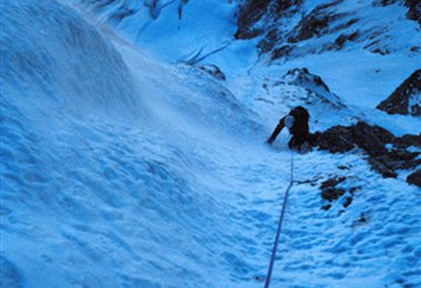 Die Technik ist simpel: Immer wenn der Nachsteiger bei einer Eisschraube angelangt ist und diese heraus schraubt, dreht der Führende wieder eine ins Eis.