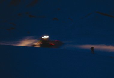 Ein gefährliches Problem: Ein Tourengeher ohne Lampe und eine Pistenraupe