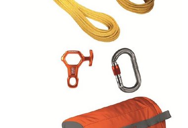 Das Mammut Rappel Kit enthält alles, was es für derartige Abseilmanöver braucht: das äusserst robuste und leichte 6.0 Rappel Cord, den praktischen Wall Micro Oval-Karabiner und ein äusserst leichtes Abseilgerät, den Mammut Nano 8.