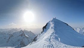 Der kurze, aber steile Gipfelgrat und der Gipfel des Rostizkogels - ganz links unten der K2.