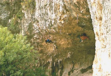 Die große Höhle am Mausfels mit den Highend Touren. Rechts im Bild Bubu Bole in einer 8c.