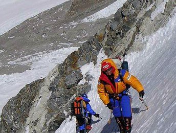 Gerlinde bei ihrem Versuch 2004 in der Shisha Pangma Südwand