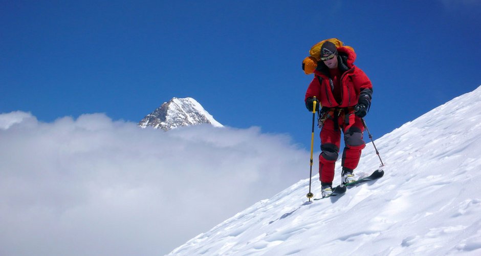 8000er-Skibefahrung (Luis Stitzinger auf dem Bild bei der Abfahrt vom Broad Peak). Bild: goclimbamountain.de