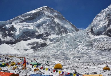 Das Everest-Basislager vor dem Khumbu Eisfall und links ist die Westschulter des Mount Everest. Foto: Matthias Baumann
