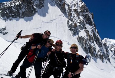 Die Gruppe unter der Wand.