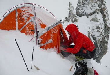 Aufbruch im schlechten Wetter von Lager II