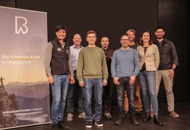 Das neue Präsidium:  Präsident Tom Rabl, Finanzreferent Harald Kinspergher, Vizepräsident Leo Moser, Alex Giacomelli (Berg- und Skiführer:innen), Ausbildungsreferent Mathias Nössig, Fabian Hochheimer (Sportkletterlehrer:innen), Elisabeth Klöbl (Bergwander