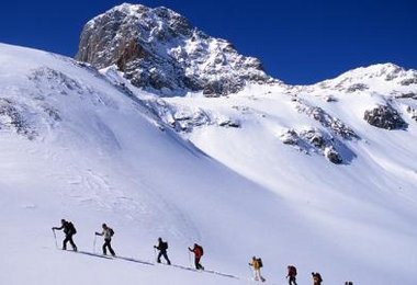Eine Tourengruppe auf dem Plateau - im Hintergrund der Koppenkarstein - Foto: H. Raffalt