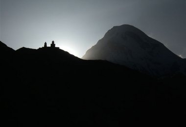 Der mächtige Kazbek vom Ort Kazbegi aus. (Foto: Andi Riesner)
