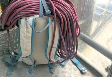 Bereit für mehrere Tage am Gletscher1 - Rückenansicht. (c) Stefan Brunner