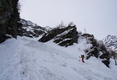 Wandspitze linke Rinne (4.2, E3) die Erwärmung des Vortags und die Bewölkung über Nacht haben den Pulver vernichtet. (c) Hannes Haberl