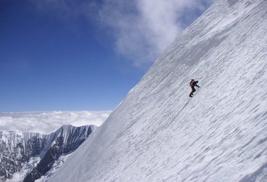 Gerlinde in der Querung auf 7000m am AnnapurnaI © Dujmovits www.amical.de