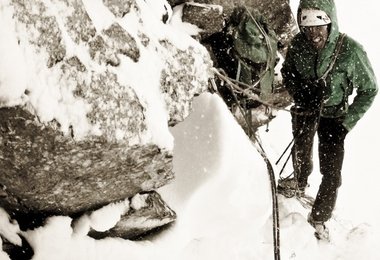 Hansjörg beim Sichern im Schneesturm während dem ersten Versuch.