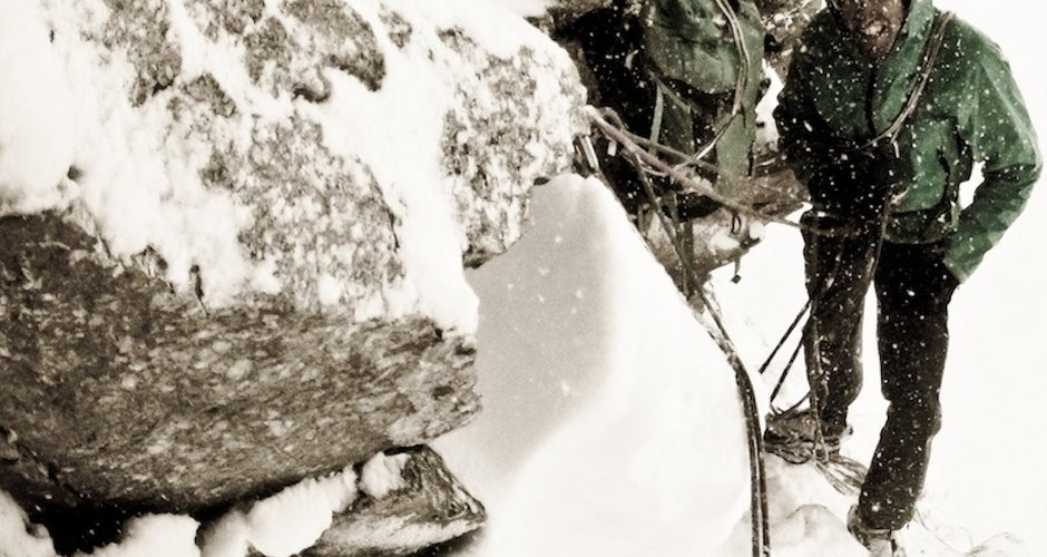 Hansjörg beim Sichern im Schneesturm während dem ersten Versuch.