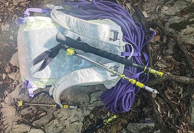 Der Laser ADJ Stock von Camp auf einem 25 Liter Kletterrucksack
