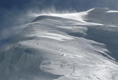 Starkwind in der Gipfelflanke