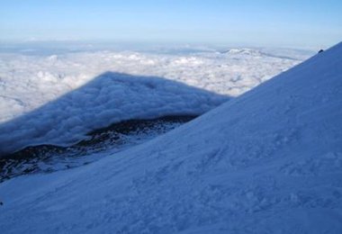 Mit dem ersten Sonnenlicht wirft der Berg seinen Schatten über die weite Hochebene