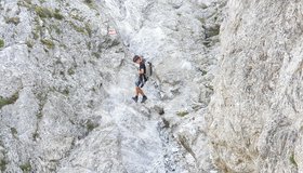 Sehr unangenehm geht im sim steilen Schotterfels aufwerts