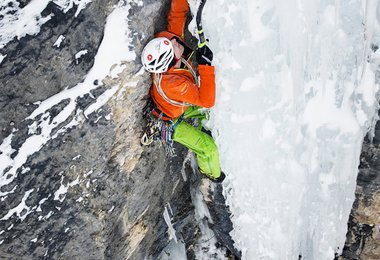 Albert Leichtfried in der zweite Seillänge von „Zweite Geige“ – WI7 im Langental bei Wolkenstein / Dolomiten