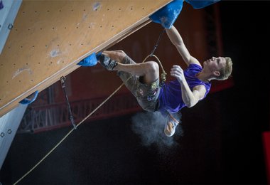 Jakob Schubert hat sich im ausverkauften Pariser Palais Omnisport vor neuntausend frenetischen Fans seinen Traum vomWM-Gold erfüllt. Bilder: ÖWK-Holzknecht