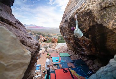 Jakob Schubert klettert „Shaolin“ (9A) © Michael Piccolruaz