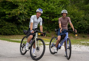 Trasferimento in bici tra Triglav e Mangart (c) L. D'Addario - F. Ratti / A. Beltrame - A. Valenti (agbvideo.com)