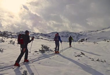Heli Putz durchquert mit verschiedenen Bergpartnern und in unterschiedlichen Disziplinen das Gebirge. (Fotorechte: © ServusTV / Heli Putz)