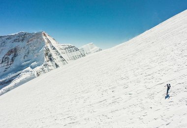  Benedikt „Bene“ Böhm bei der Abfahrt vom Dhaulagiri VII (7.246 m) Fotos: Dynafit: Alex-D-Emilia